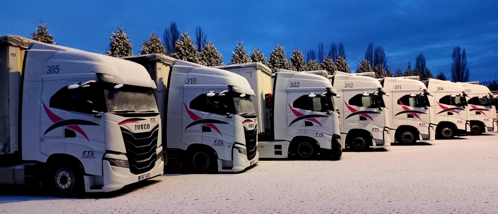 Vozový park FTL – tahače Iveco zaparkované v areálu